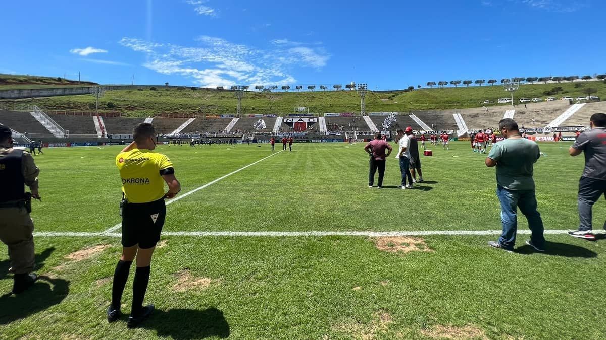 Torcedores do Atlético encaram sol escaldante para empurrar o time em Muriaé