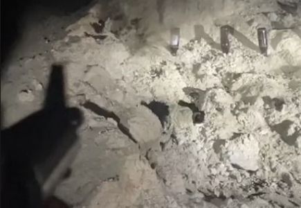 Soldado do tráfico treina tiros em área isolada no alto do Complexo da Penha, no Rio de Janeiro