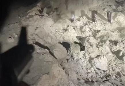 Soldado do tráfico treina tiros em área isolada no alto do Complexo da Penha, no Rio de Janeiro