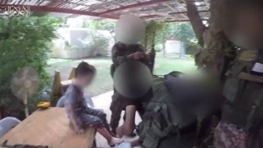 Soldados atendem garoto ferido