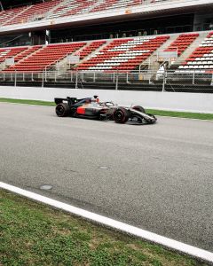 Audi em ação durante shakedown da F1 em Barcelona