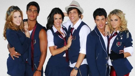 Sophia, Micael, Mel, Chay, Arthur e Lua durante produção de 'Rebelde Brasil'