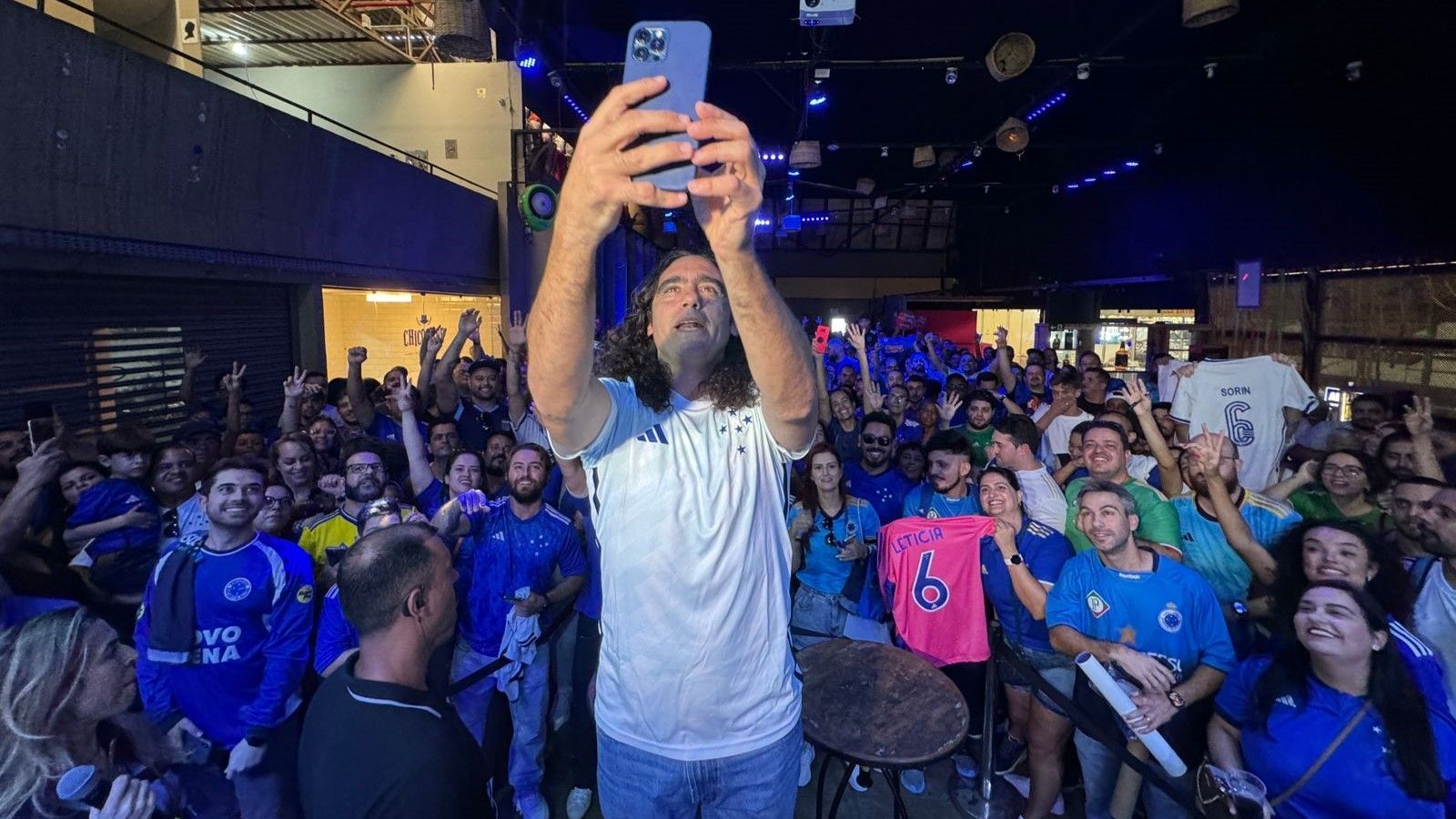 Ídolo do Cruzeiro, Sorín reúne torcedores em BH para tarde de autógrafos