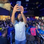 Ídolo do Cruzeiro, Sorín reúne torcedores em BH para tarde de autógrafos