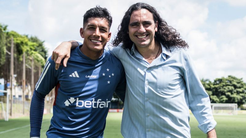 Ídolo do Cruzeiro, Sorín visita a Toca e se encontra com ‘La Banda’ argentina