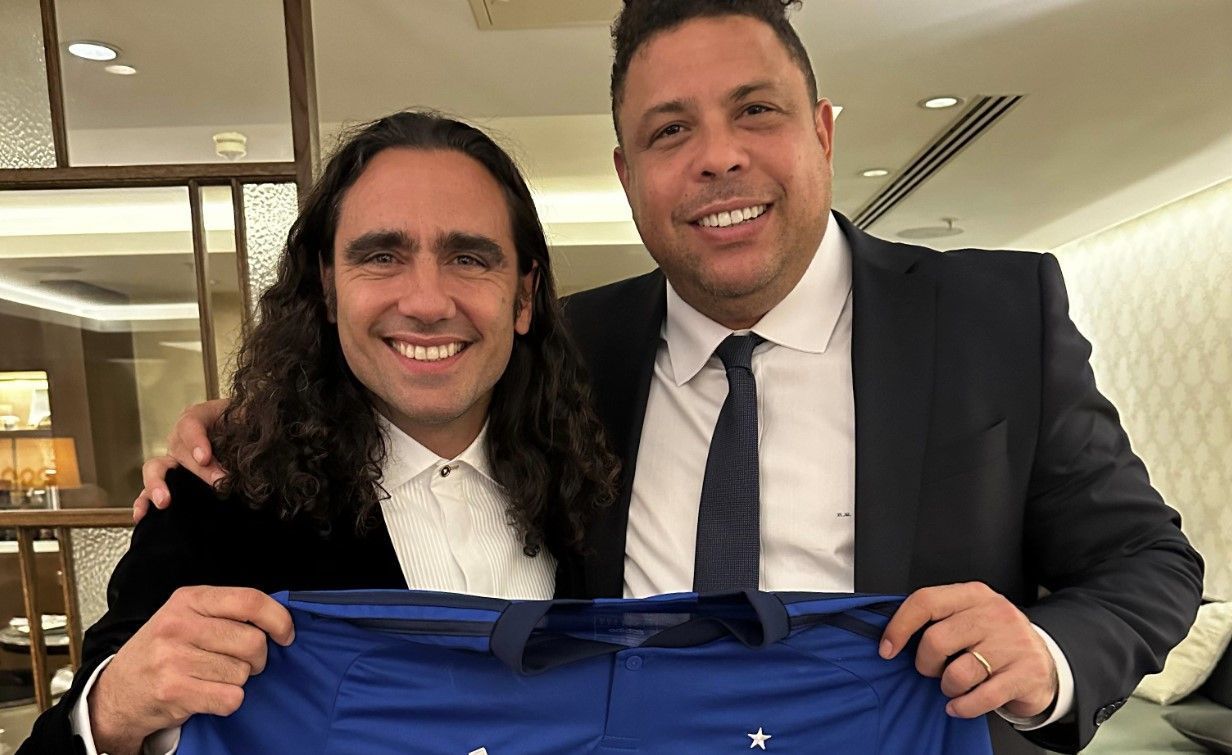 Ronaldo e Sorín posam com camisa do Cruzeiro durante evento da Fifa