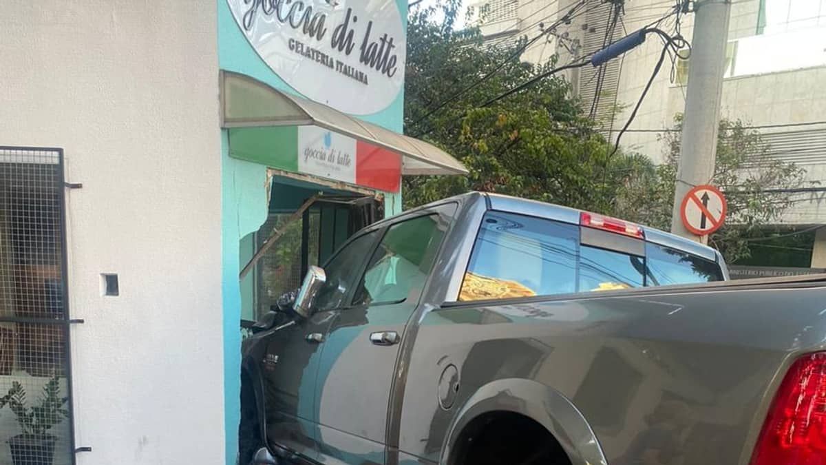 Motorista de caminhonete bate em carro e invade sorveteria, no Lourdes, Centro-Sul de BH 