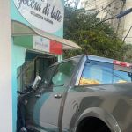 Motorista de caminhonete bate em carro e invade sorveteria, no Lourdes, Centro-Sul de BH