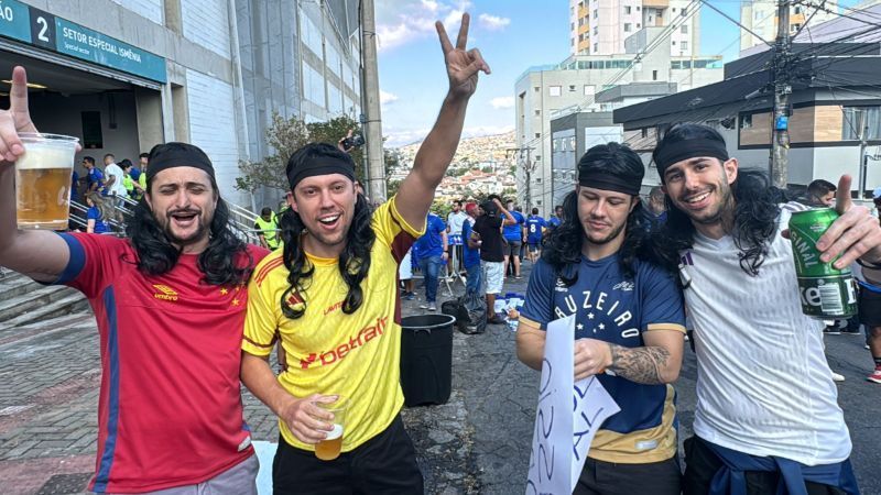 Torcedores do Cruzeiro viram sósias de Cássio em dia de estreia do goleiro