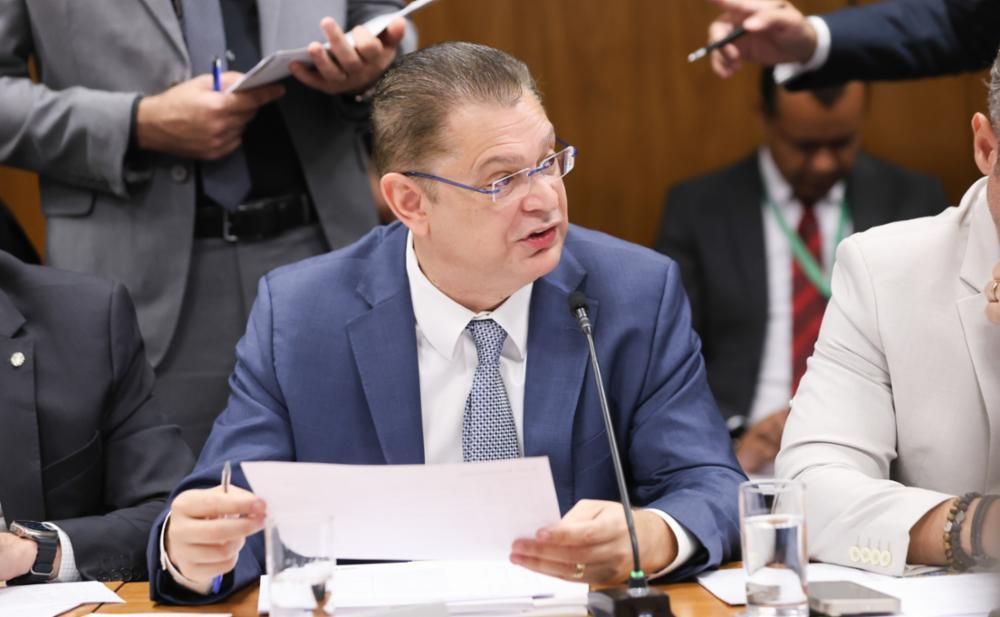 Oposição retoma escândalo do INSS na tentativa de equilibrar crise após áudio