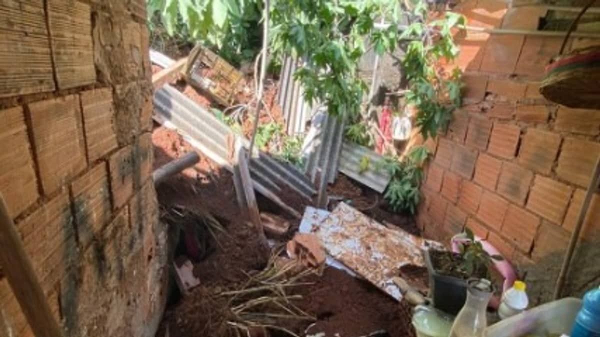 Desabamento de casa mata mulher, adolescente e menino de cinco anos em Caratinga