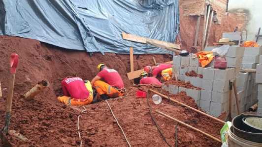 Foto mostra soterramento em obra em Pouso Alegre, no Sul de Minas