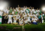 Troféu de algoz do Cruzeiro ‘desmonta’ em comemoração de título estadual; veja