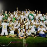 Troféu de algoz do Cruzeiro ‘desmonta’ em comemoração de título estadual; veja