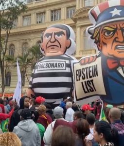 Manifestação da esquerda levou bonecos de 'Bolsonaro presidiário' e Trump para as ruas de São Paulo