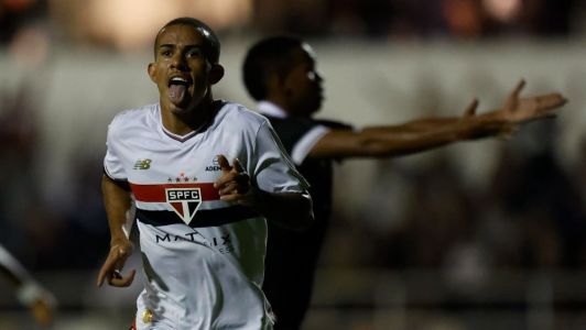 Djhordney celebra gol que abriu o placar pro Tricolor