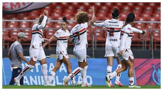Jogadoras do São Paulo celebram o gol na partida deste, sábado (16), contra a Ferroviária