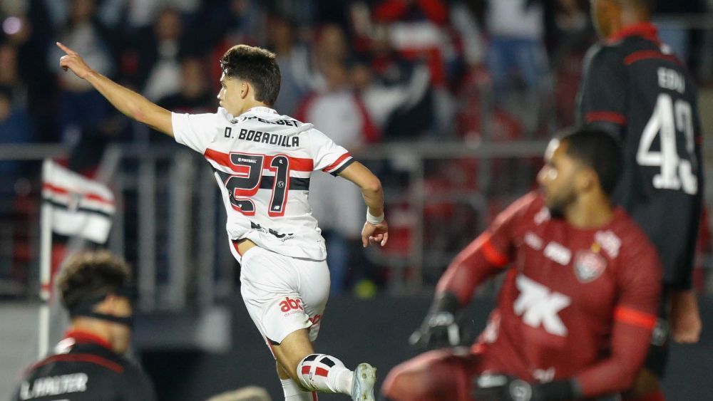 São Paulo bate o Vitória e engata quinto triunfo seguido no Brasileiro
