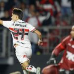 São Paulo bate o Vitória e engata quinto triunfo seguido no Brasileiro