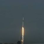 SpaceX lança foguete com três tripulantes pagantes e primeira mulher saudita a viajar ao espaço