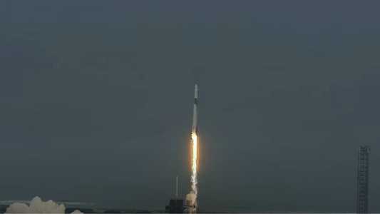 SpaceX lança foguete com três tripulantes pagantes e primeira mulher saudita a viajar ao espaço.