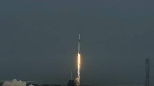 SpaceX lança foguete com três tripulantes pagantes e primeira mulher saudita a viajar ao espaço.