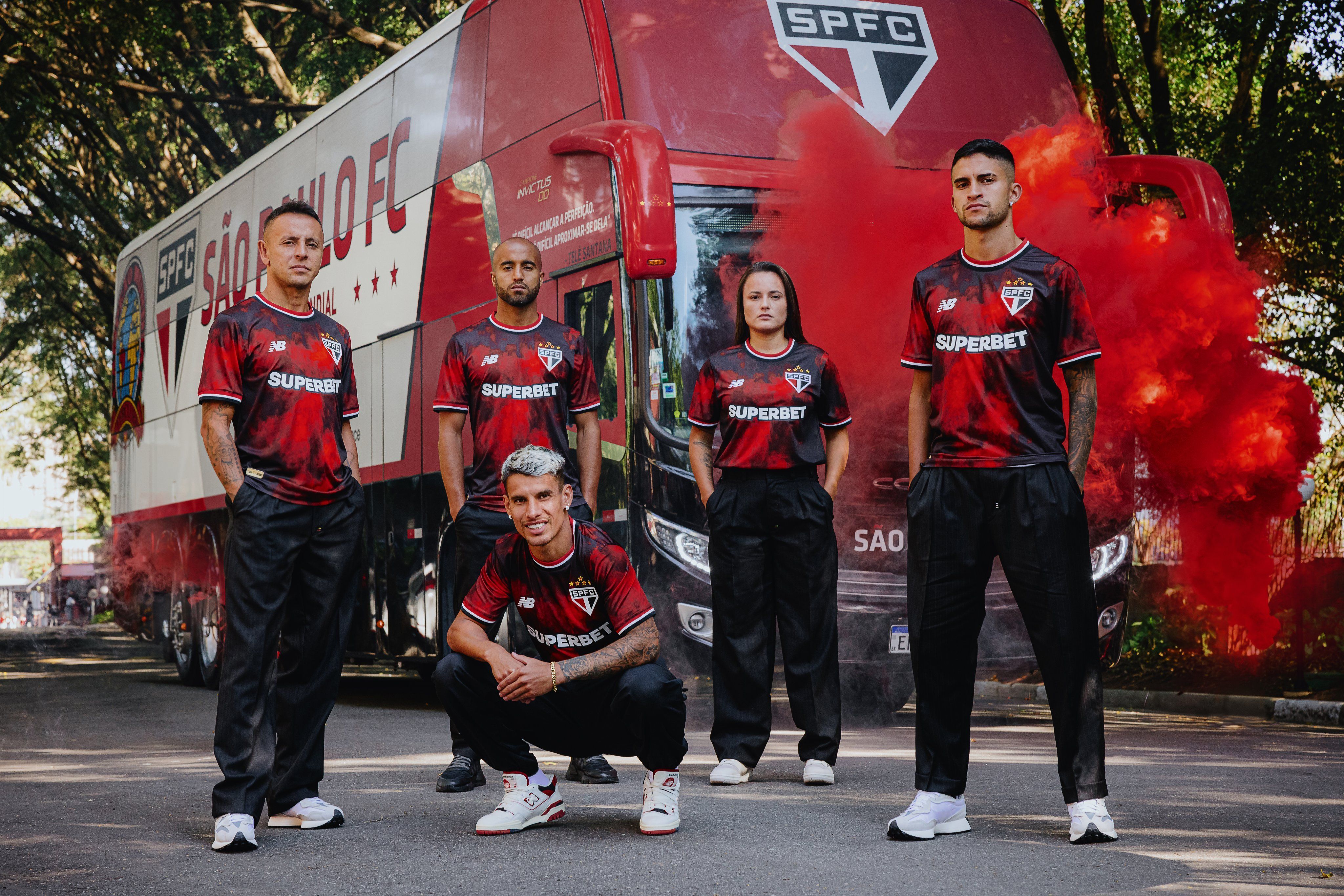 São Paulo homenageia a torcida e lança terceiro uniforme para 2024; veja fotos