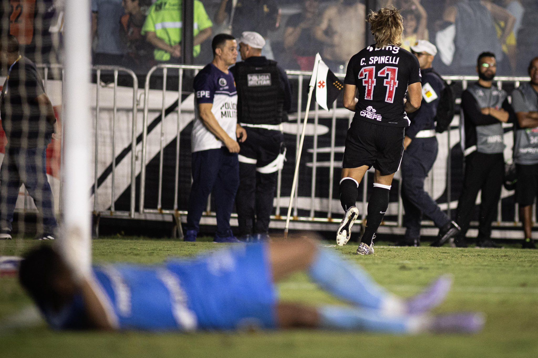 Spinelli marca, Vasco sofre, mas avança nos pênaltis contra o Volta Redonda no Carioca