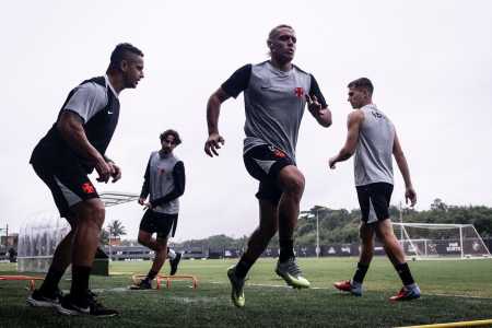 Spinelli já treinou com o elenco, mas está fora do duelo contra o Bahia
