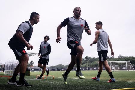 Spinelli já treinou com o elenco, mas está fora do duelo contra o Bahia