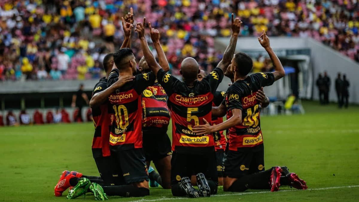 Técnico ex-América e ex-Cruzeiro chama jogador para briga após partida