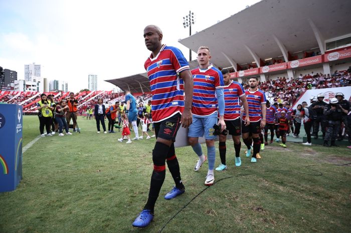 Jogadores do Sport vestem camisa do Fortaleza