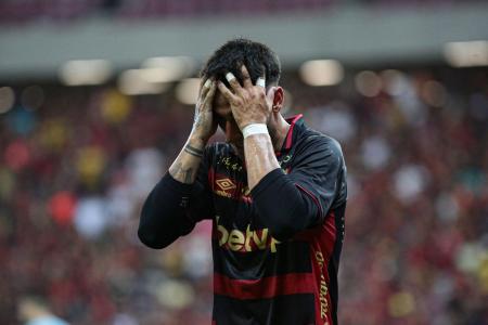 Bruno Melo, do Coritiba, comemora gol sobre o Sport