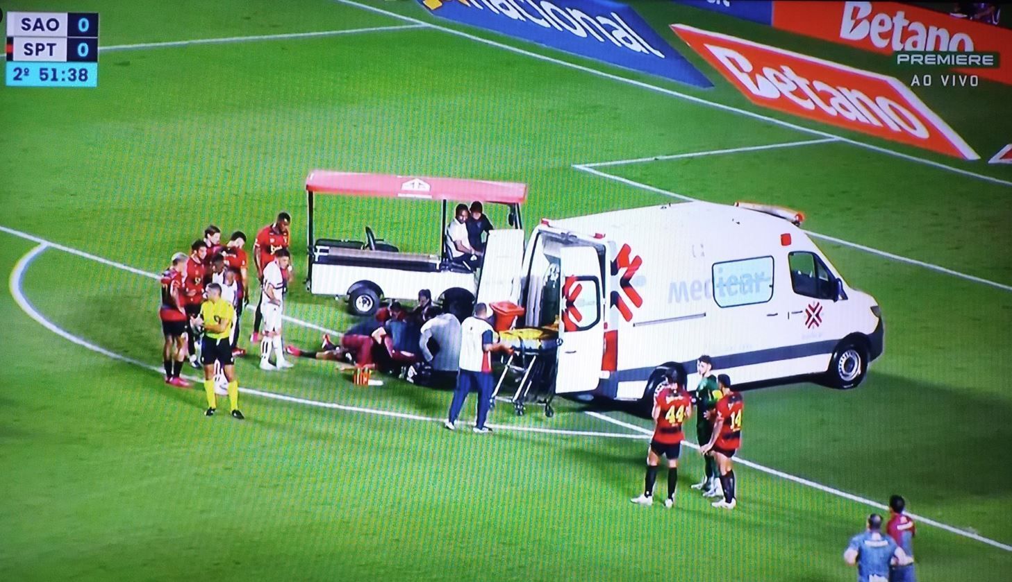Jogador do Sport deixa campo de ambulância e vira desfalque para sequência