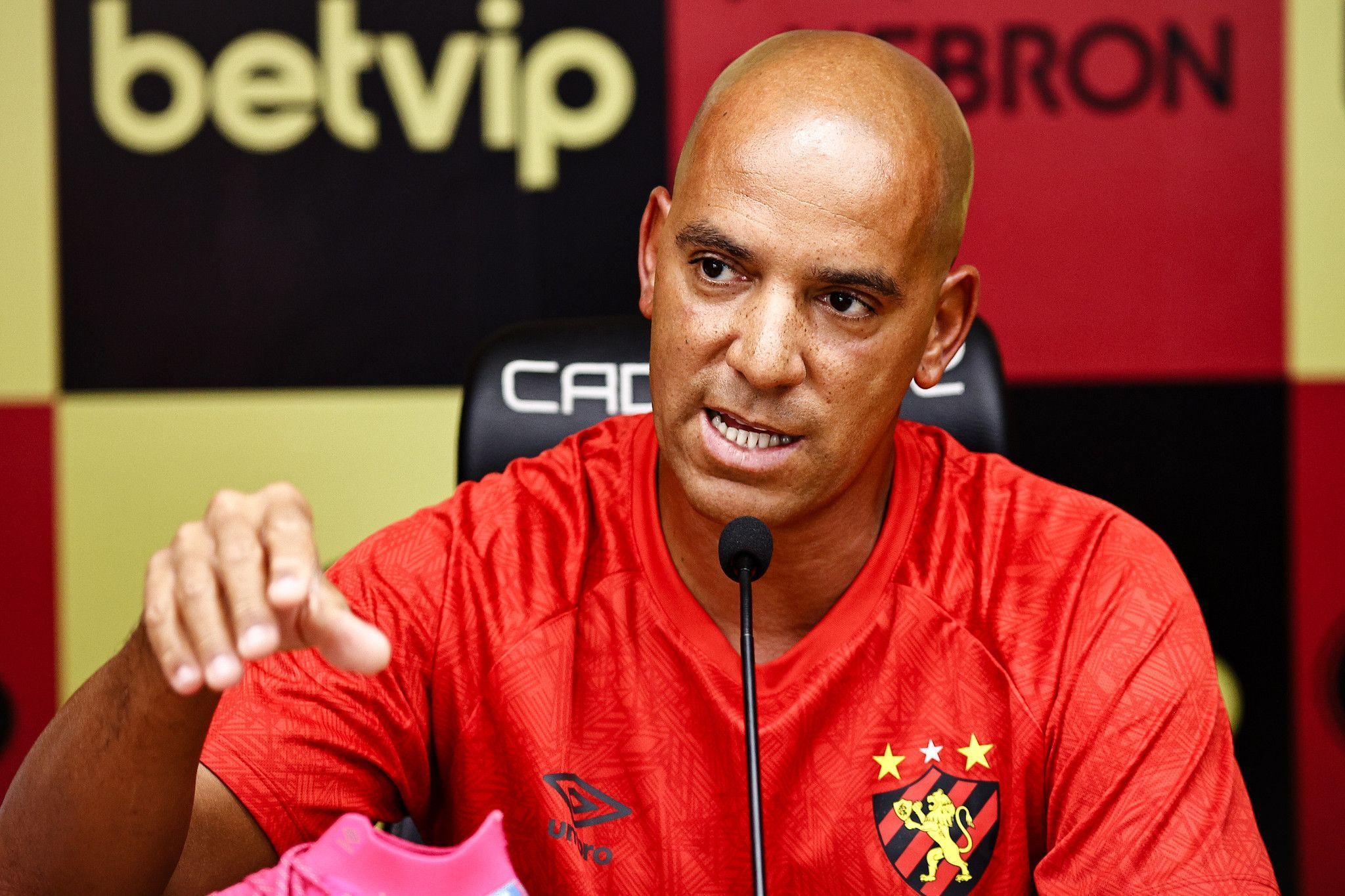 Apresentado, Pepa exalta qualidade do Sport e diz: 'Estou faminto de sucesso'