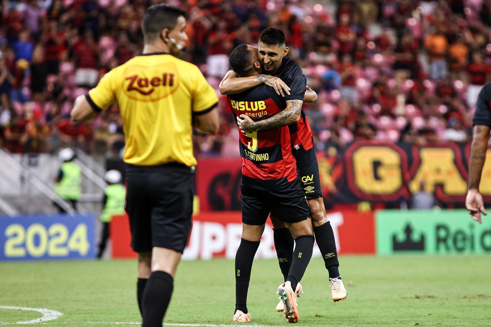 Com show de Alan Ruiz, Sport vence o Central-PE e dispara no Pernambucano