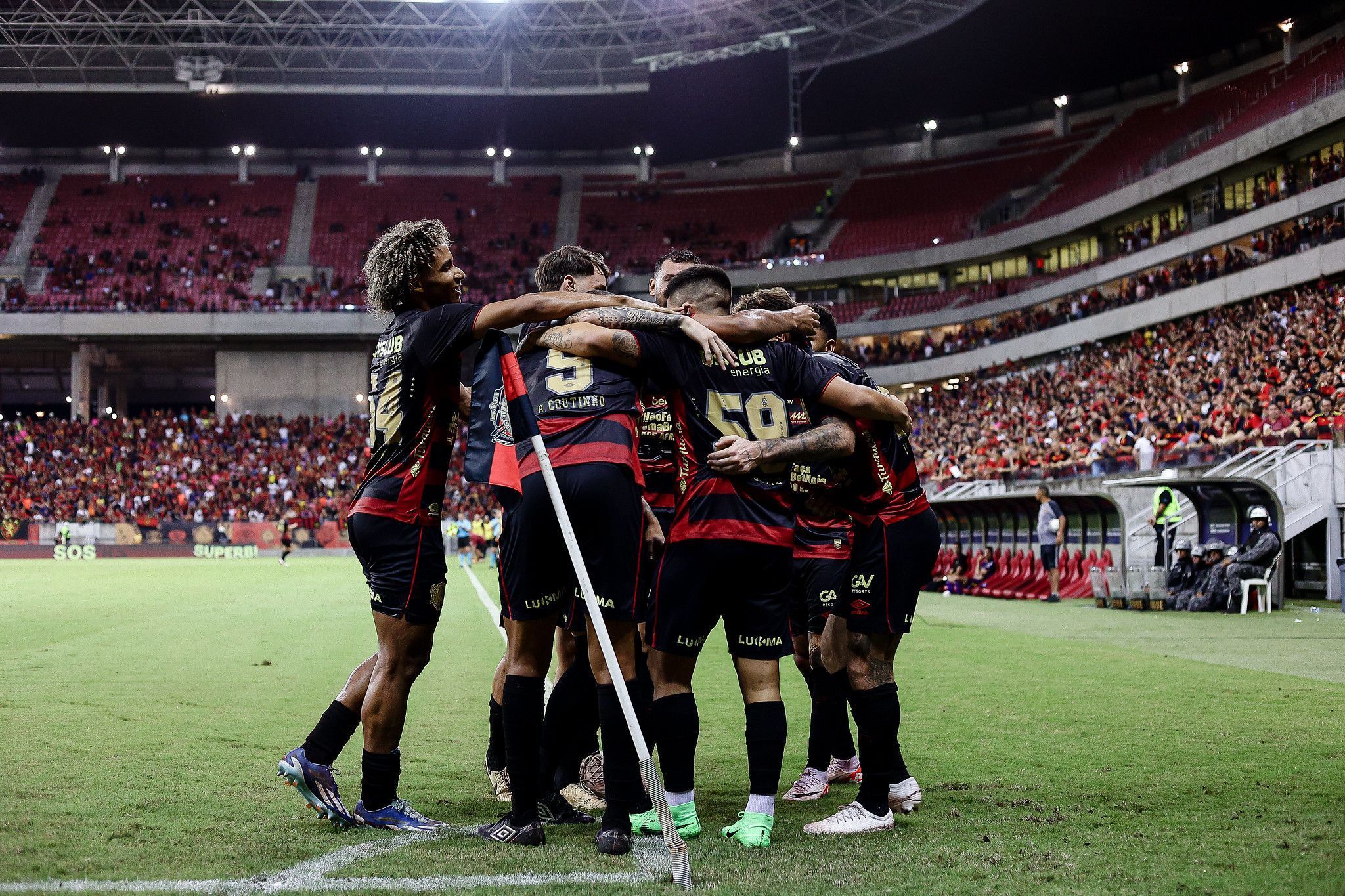 Sport celebra 119 anos com nova camisa e ótimo momento na Série B