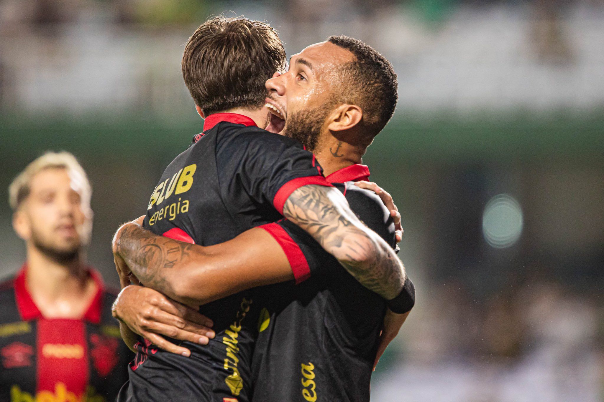 Artilheiro decide, Sport vence o Coritiba e dorme na liderança da Série B