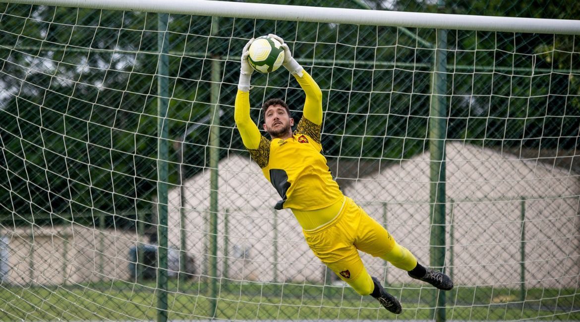 Especulado no Inter, goleiro renova com o Sport até o fim de 2026