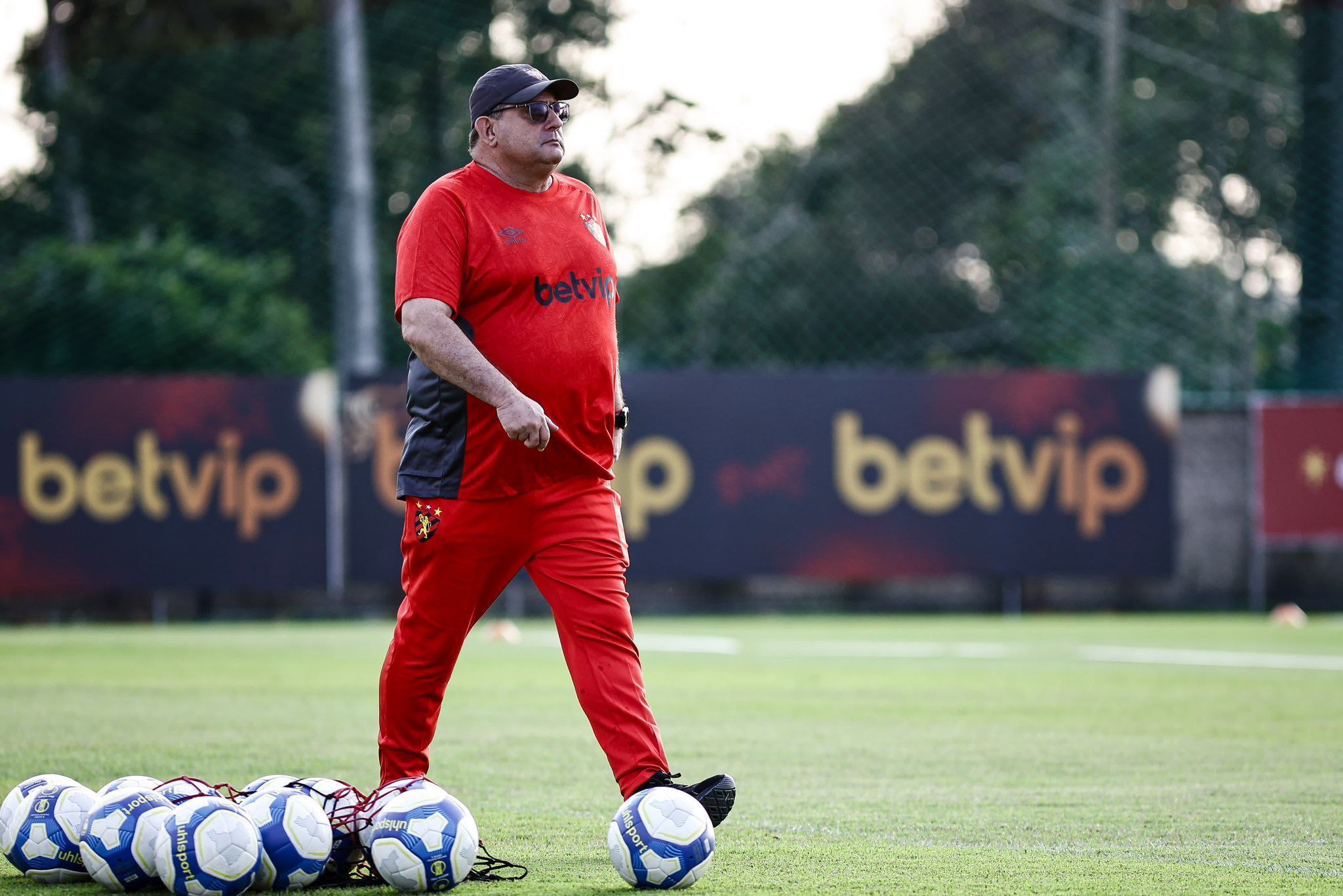 Guto Ferreira é apresentado ao elenco do Sport e comanda primeiro treino