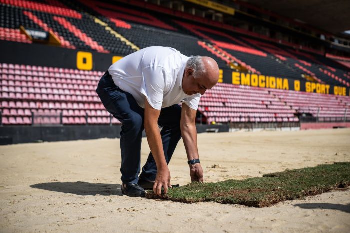 Yuri Romão, presidente do Sport, implanta gramado na Ilha de forma simbólica Yuri Romão, presidente do Sport, implanta gramado na Ilha de forma simbólica