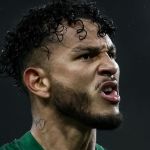 Sporting marca gol no fim, vence Nacional e se aproxima do líder Porto no Português