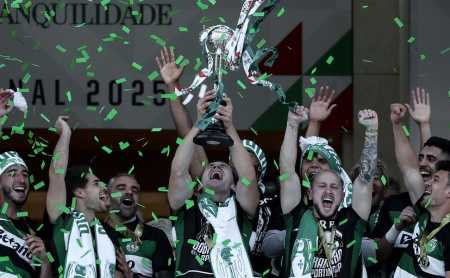 Troféu da Taça de Portugal da temporada 2024/2025 erguido pelo Sporting