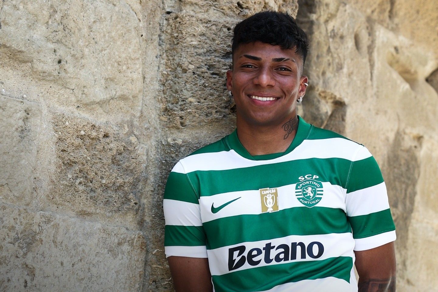 Cria da base do Vitória é anunciado pelo Sporting e assina até 2030
