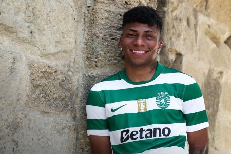 Alisson Santos posa com a camisa do Sporting-POR