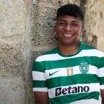 Cria da base do Vitória é anunciado pelo Sporting e assina até 2030