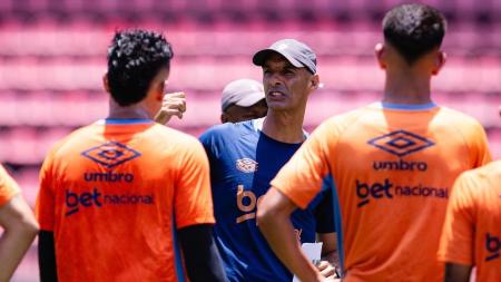 Técnico interino César Lucena passa instruções aos atletas do Sport