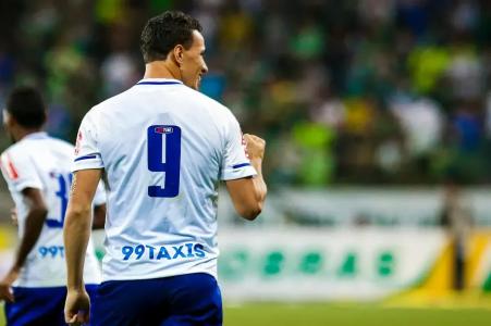 Leandro Damião em ação pelo Cruzeiro, em 2015