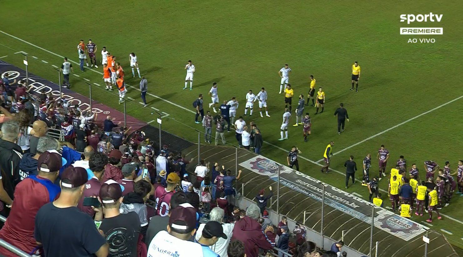 Jogo de Estadual é paralisado por 13 minutos após caso de racismo