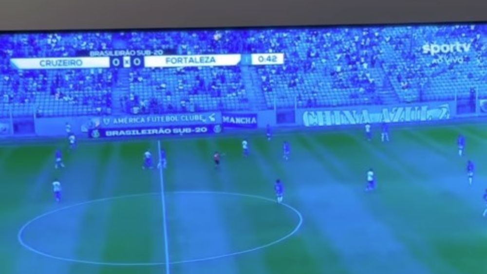 Na Europa, atacante do Cruzeiro assiste a jogo do sub-20: 'Para cima, irmãos!'